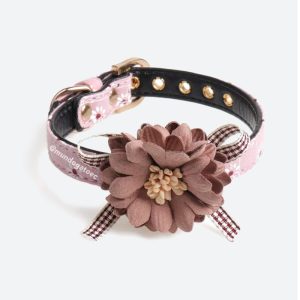 Collar de cuero con flor