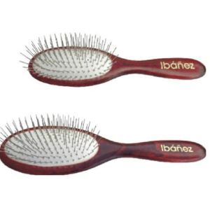 Cepillo de púas con mango de madera.