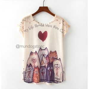 Camiseta nueve vidas gatunas